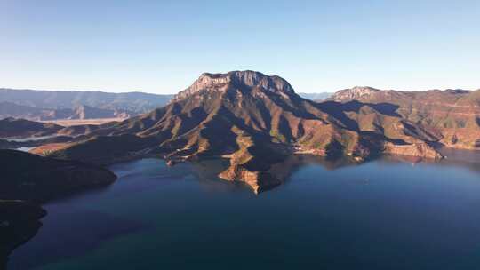 云南泸沽湖岛屿和格姆女神山日落黄昏航拍