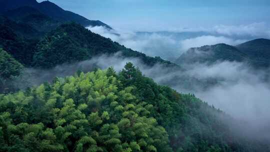 山峦云雾自然风光雨后大山