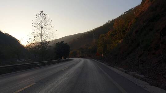 落日余晖山间公路