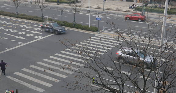 城市街道，行人和车辆