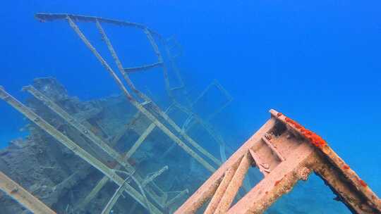 真实的旧沉船残骸在海上水下视频素材模板下载