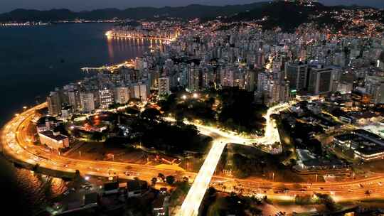 巴西圣卡塔琳娜弗洛里亚诺波利斯市中心的夜景。热带旅行。