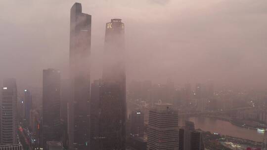 广州回南天云雾缭绕的都市建筑