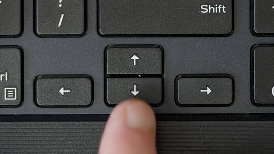 顶视图手指按箭头键盘按钮