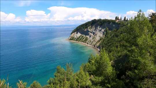 从海岸山顶的海景