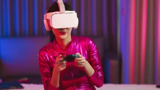 年轻的亚洲女性正在使用虚拟现实耳机。霓虹灯工作室肖像