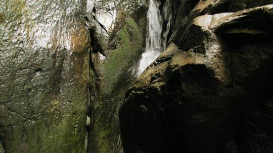 岩石间的瀑布