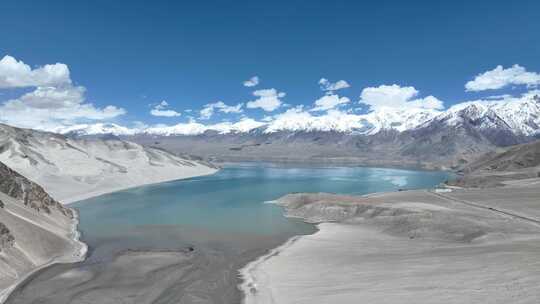 中国新疆白沙湖风景区蓝天白云倒映在湖面