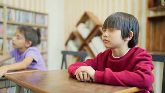 特写年轻男孩和女孩在家庭学校的教室里学习