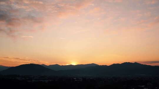 山日出延时山峰天空山脉群山远山太阳升起来