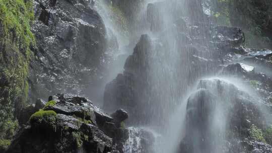 山中瀑布流水