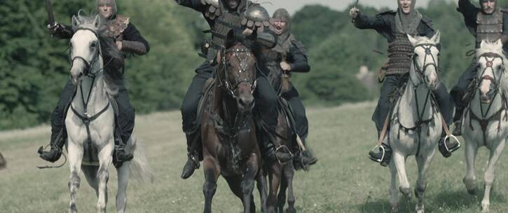 骑士们在骑马战斗的电影镜头