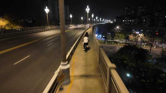 跟随拍摄两个在大桥上骑自行车的人
