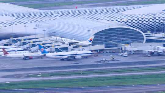 深圳机场起飞的东海航空客机