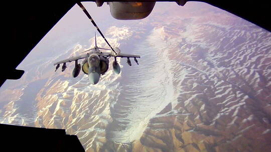 一架喷气式战斗机在上空加油视频素材模板下载