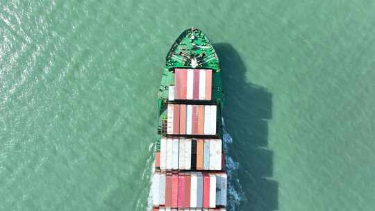 轮船进港航拍货轮航行集装箱货船远洋运输船