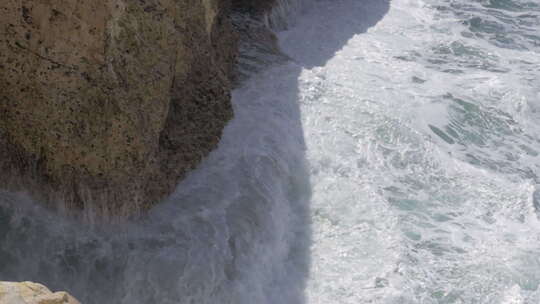 海浪冲击大海海浪宏伟的力量