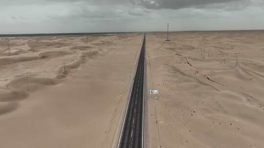 航拍塔克拉玛干沙漠公路