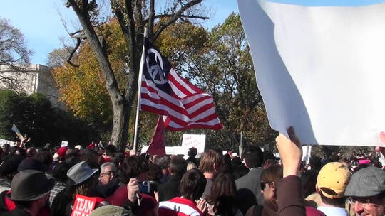 华盛顿的政治集会上飘扬着一面和平旗帜视频素材模板下载