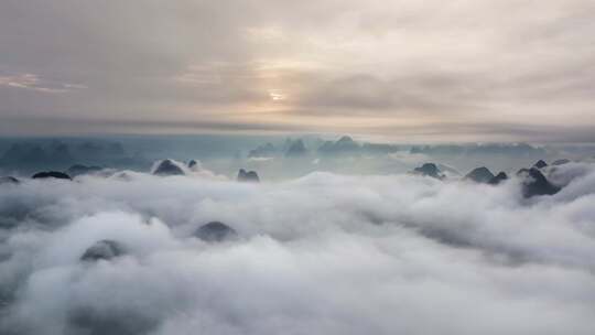 早晨时分桂林漓江山脉峡谷大气日出云海