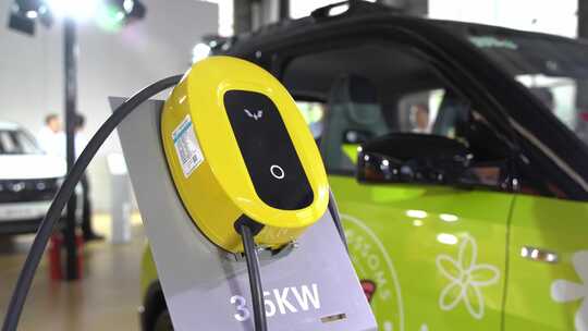五菱电动汽车智能充电桩展示
