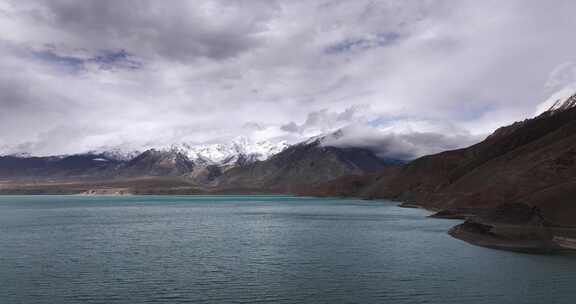 无人的河谷湿地