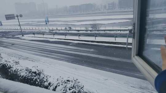 冬天大雪纷飞道路天空多角度空镜