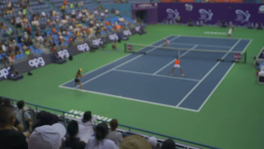 女运动员在网球比赛中击球