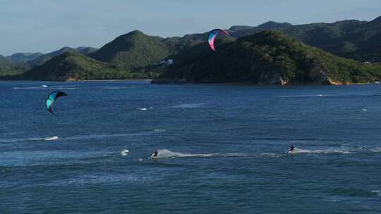 男子在海边进行风筝冲浪运动