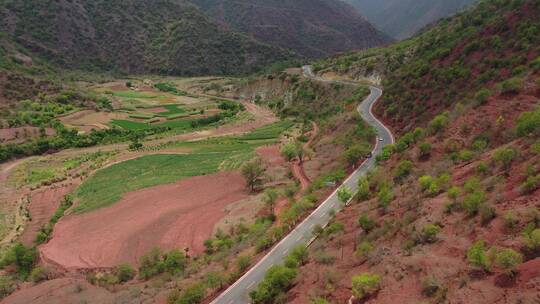 云南楚雄州双柏县山谷农田自驾旅行公路风光