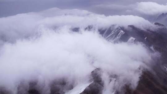 青海拉脊山雪山云雾航拍