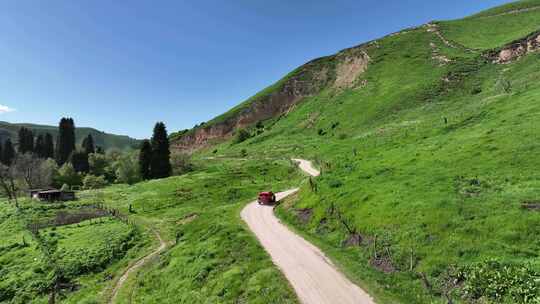 越野车行驶在新疆伊犁夏塔环线的泥土路上