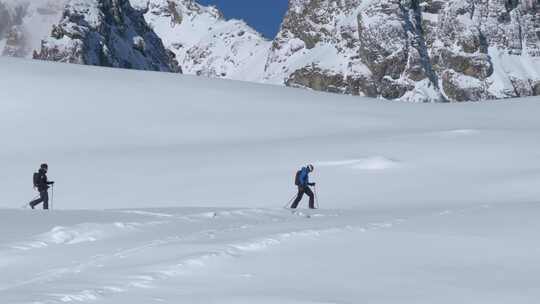 奥地利明亮的冬日，人们在蒂罗尔阿尔卑斯山的深雪中滑雪——静态拍摄