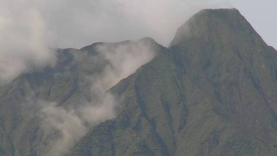 火山上升起的薄雾