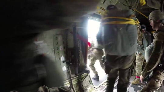 伞兵从军用飞机上降落特写视频素材模板下载