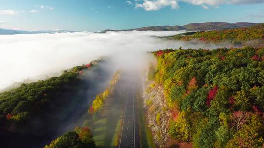 航怕秋天雾中高速公路上的美丽景观