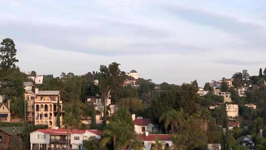 空中展示好莱坞山住宅区，背景是格里菲斯天