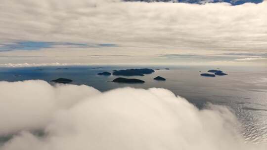 航拍海面与岛屿云海全景