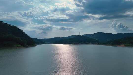 青山绿水库逆波光粼粼风景片头视频背景航拍