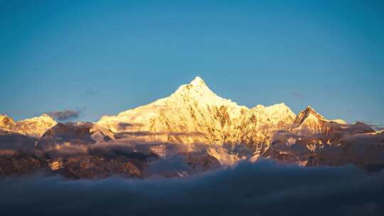 梅里雪山日照金山延时