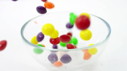 彩色糖果掉落在碗里的特写镜头