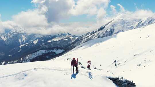 航拍滑雪登山者在雪山的风景