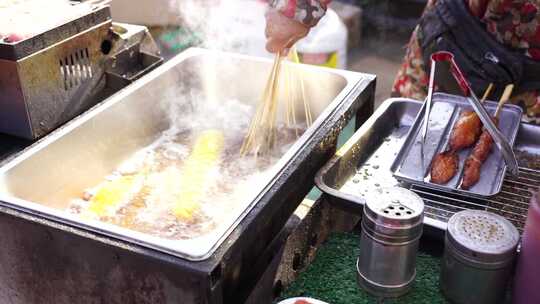 街头小吃摊油炸食物