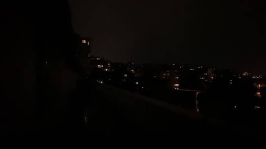 城市电闪雷鸣的夜晚