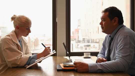 一个商人与他的客户交谈