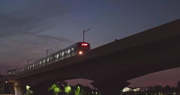 8k实拍高架桥上城铁列车