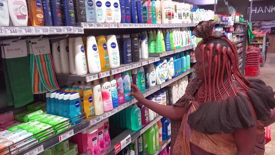 黑人妇女买洗护用品
