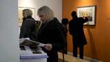 外国人参观艺术展高清在线视频素材下载