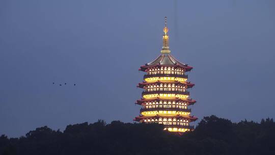 灯火通明西湖风景区雷峰塔夜景