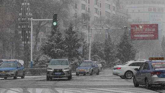 大雪飘飞的街道